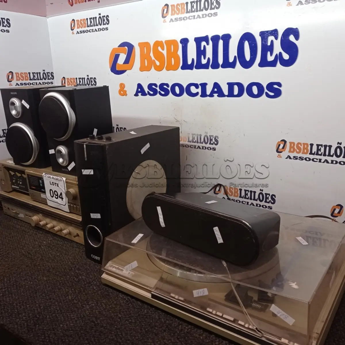 LOTE 094 - 01 RECEIVER MARCA GRADIENTE DS-40, 01 TOCA DISCOS GRADIENTE B-25, 01 RADIO VINTAGE PHILIPS E 04 CAIXINHAS DE SOM PEQUENAS SENDO 01 AMPLIFICADA. (NO ESTADO) ATENÇÃO! FAZER A VISITAÇÃO ANTES DE ARREMATAR, NÃO SABEMOS SE FUNCIONA. LEILÃO NÃO TEM GARANTIA E NEM DEVOLUÇÃO, SUJEITO A POSSÍVEIS AVARIAS VISÍVEIS/OCULTAS E/OU AUSÊNCIA DE COMPONENTES.