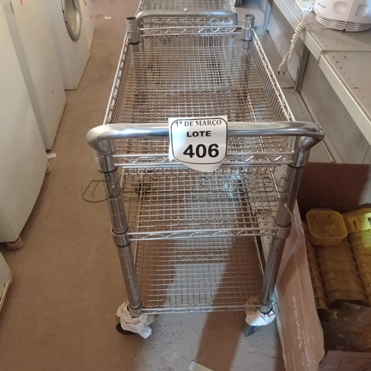 LOTE 406 - 01 CARRINHO PARA SERVIÇO CROMADO. (NO ESTADO) ATENÇÃO! FAZER A VISITAÇÃO ANTES DE ARREMATAR, NÃO SABEMOS SE FUNCIONA. LEILÃO NÃO TEM GARANTIA E NEM DEVOLUÇÃO, SUJEITO A POSSÍVEIS AVARIAS VISÍVEIS/OCULTAS E/OU AUSÊNCIA DE COMPONENTES.