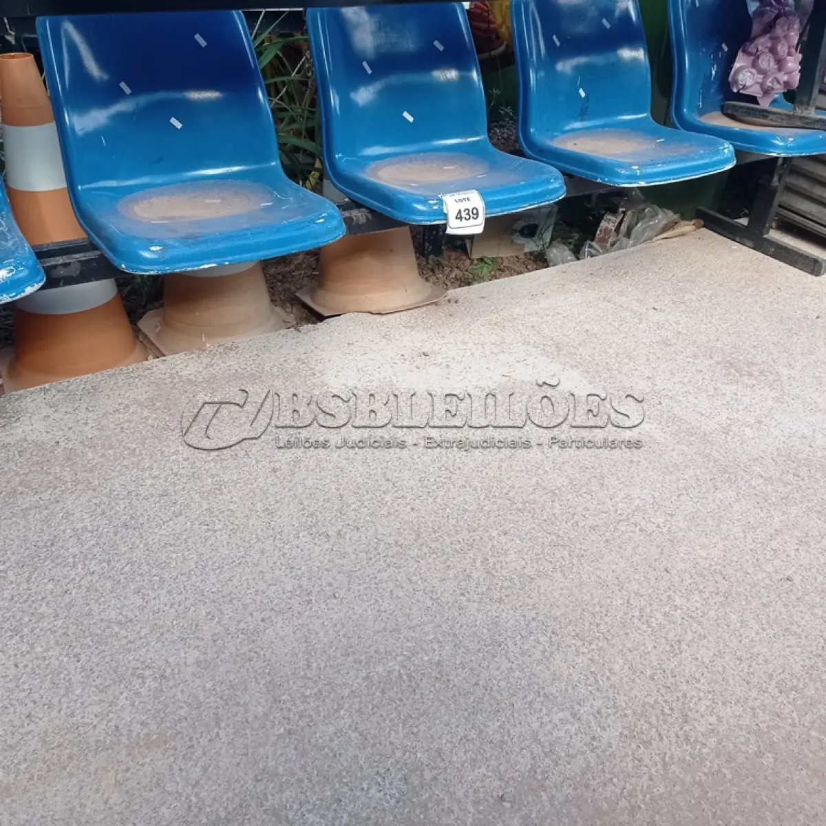 LOTE 439 - 01 LONGARINA 5 LUGARES NA COR AZUL. (NO ESTADO) ATENÇÃO! FAZER A VISITAÇÃO ANTES DE ARREMATAR, NÃO SABEMOS SE FUNCIONA. LEILÃO NÃO TEM GARANTIA E NEM DEVOLUÇÃO, SUJEITO A POSSÍVEIS AVARIAS VISÍVEIS/OCULTAS E/OU AUSÊNCIA DE COMPONENTES.