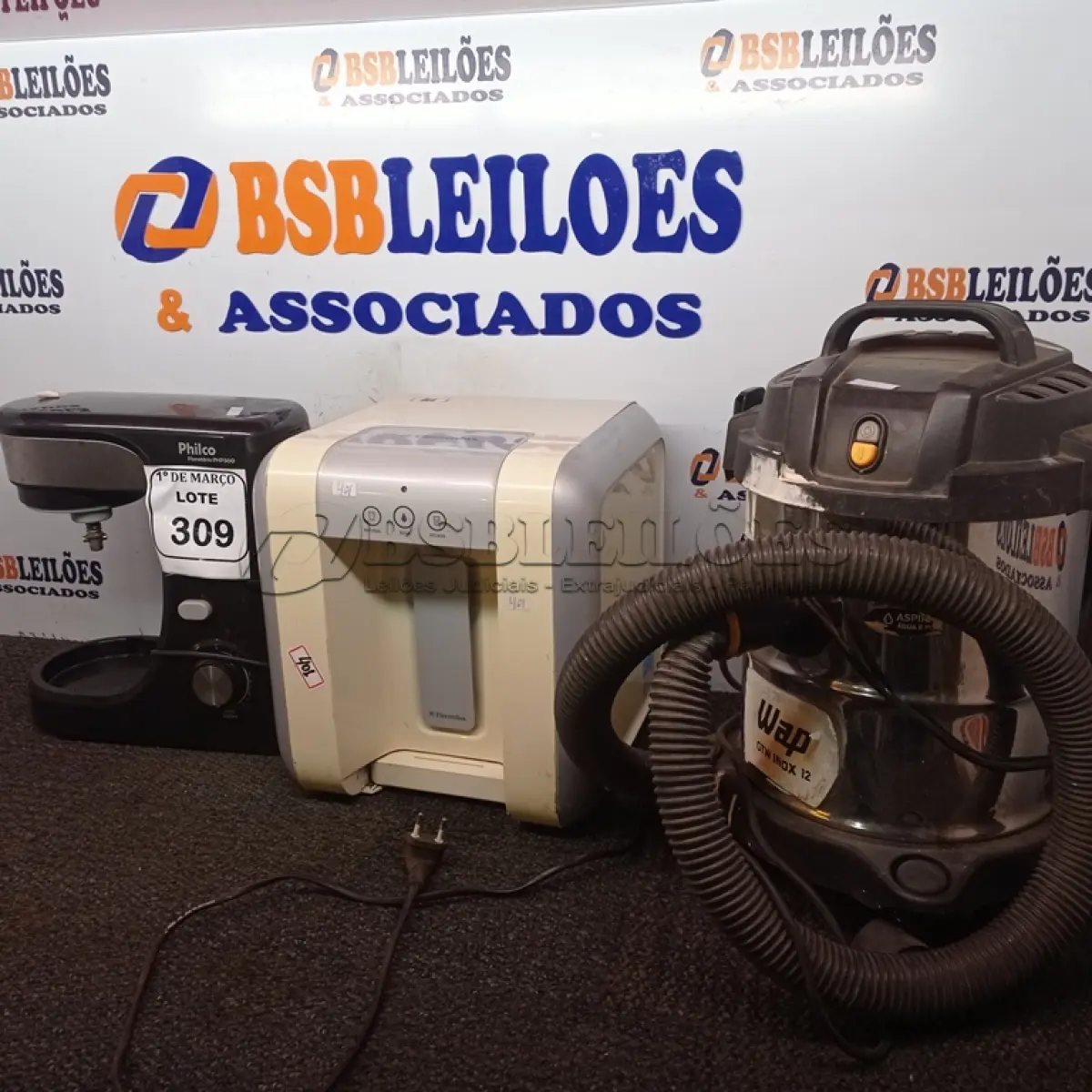 LOTE 309 - 01 BEBEDOURO DE BANCADA ELECTROLUX, 01 CAFETEIRA SEM JARRA E 01 ASPIRADOR DE PÓ. (NO ESTADO) ATENÇÃO! FAZER A VISITAÇÃO ANTES DE ARREMATAR, NÃO SABEMOS SE FUNCIONA. LEILÃO NÃO TEM GARANTIA E NEM DEVOLUÇÃO, SUJEITO A POSSÍVEIS AVARIAS VISÍVEIS/OCULTAS E/OU AUSÊNCIA DE COMPONENTES.