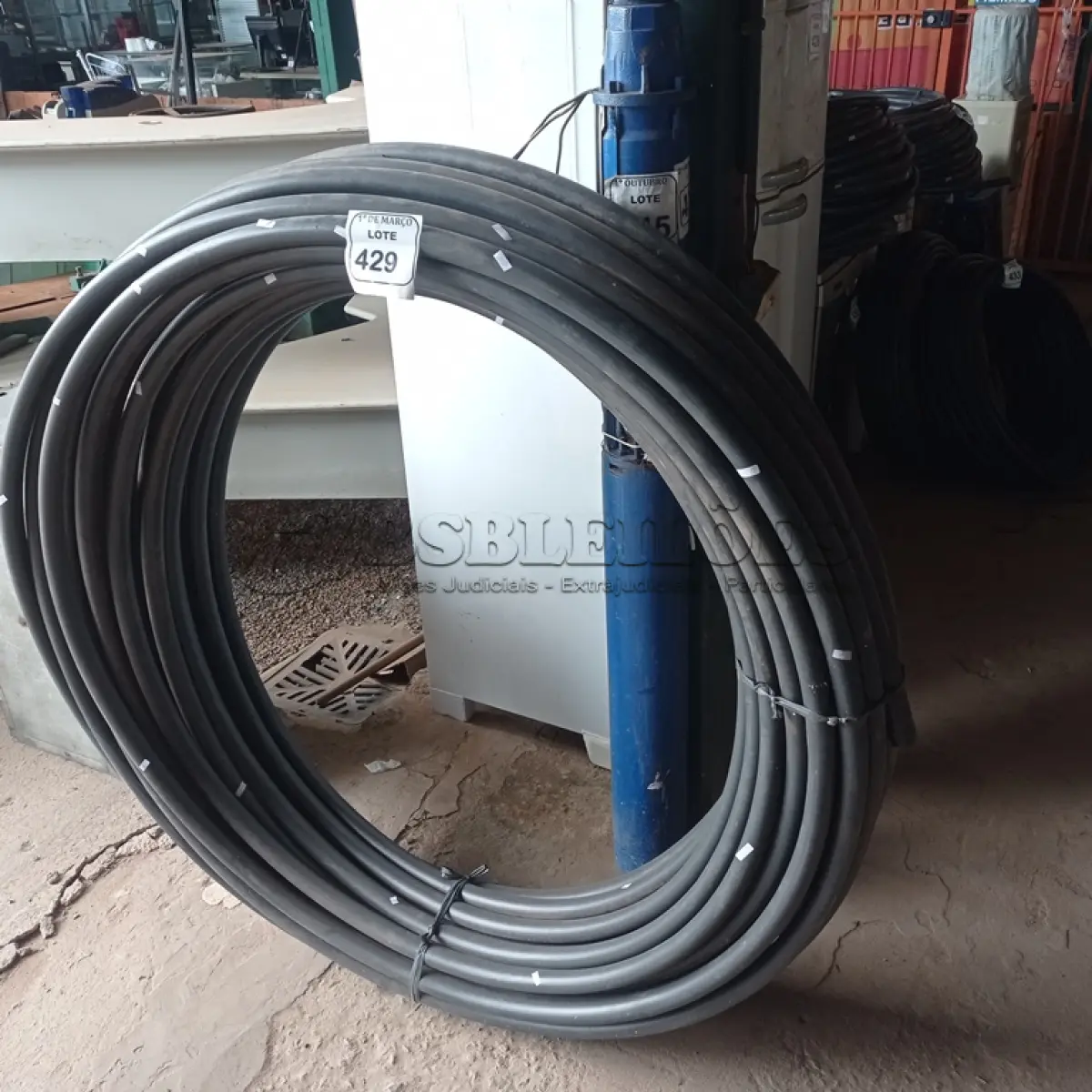 LOTE 429 - 01 ROLO DE MANGUEIRA. (NO ESTADO) ATENÇÃO! FAZER A VISITAÇÃO ANTES DE ARREMATAR, NÃO SABEMOS SE FUNCIONA. LEILÃO NÃO TEM GARANTIA E NEM DEVOLUÇÃO, SUJEITO A POSSÍVEIS AVARIAS VISÍVEIS/OCULTAS E/OU AUSÊNCIA DE COMPONENTES.