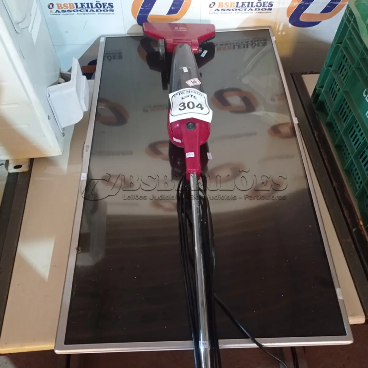 LOTE 304 - 01 TV 42” LG COM AVARIAS E 01 ASPIRADOR DE PÓ BRITÂNIA 220VOLTS. (NO ESTADO) ATENÇÃO! FAZER A VISITAÇÃO ANTES DE ARREMATAR, NÃO SABEMOS SE FUNCIONA. LEILÃO NÃO TEM GARANTIA E NEM DEVOLUÇÃO, SUJEITO A POSSÍVEIS AVARIAS VISÍVEIS/OCULTAS E/OU AUSÊNCIA DE COMPONENTES.