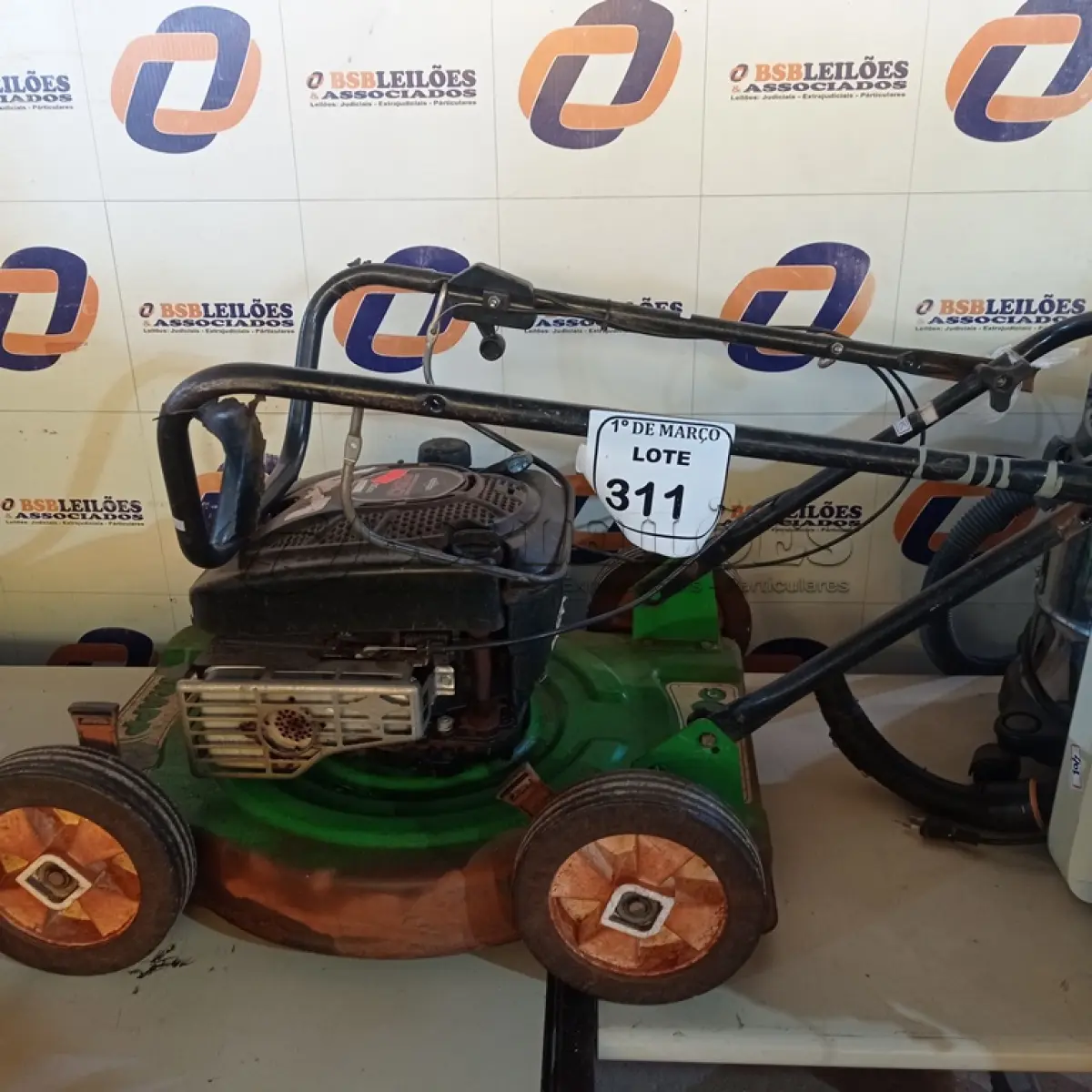 LOTE 311 - 01 CORTADOR DE GRAMA A GASOLINA TRAPP MC-600C. (NO ESTADO) ATENÇÃO! FAZER A VISITAÇÃO ANTES DE ARREMATAR, NÃO SABEMOS SE FUNCIONA. LEILÃO NÃO TEM GARANTIA E NEM DEVOLUÇÃO, SUJEITO A POSSÍVEIS AVARIAS VISÍVEIS/OCULTAS E/OU AUSÊNCIA DE COMPONENTES.