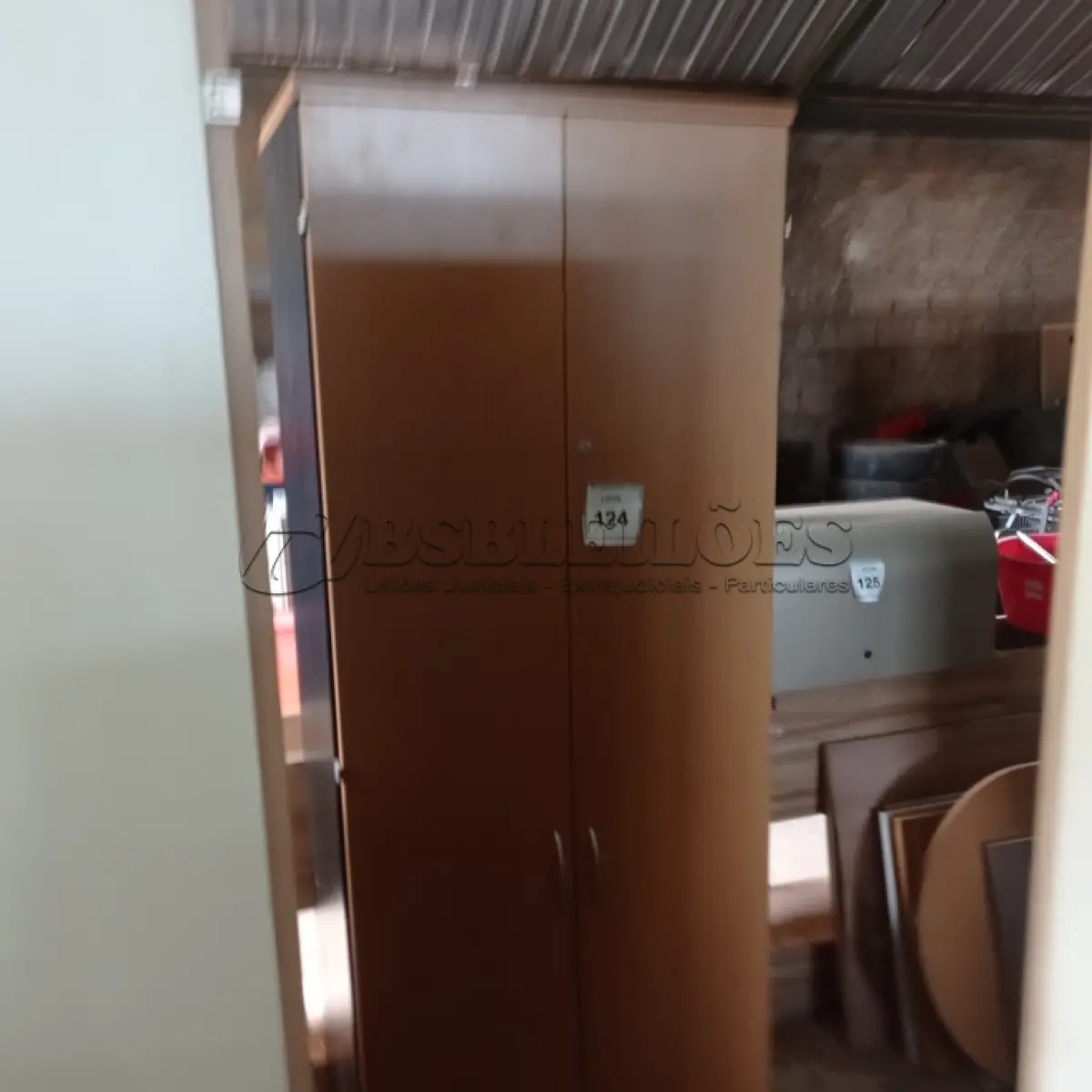 LOTE 124 - 01 ARMÁRIO ALTO EM MADEIRA 02 PORTAS. (NO ESTADO EM QUE SE ENCONTRA. SUJEITO A AVARIAS OCULTAS/VISÍVEIS.)
