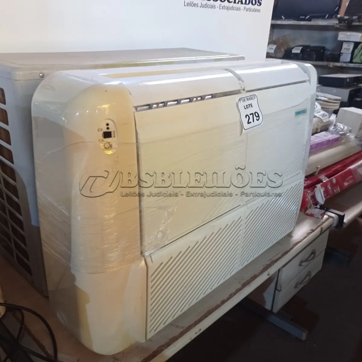 LOTE 279 - 01 AR-CONDICIONADO SPRINGER (NÃO SABEMOS OS BTUS). (NO ESTADO) ATENÇÃO! FAZER A VISITAÇÃO ANTES DE ARREMATAR, NÃO SABEMOS SE FUNCIONA. LEILÃO NÃO TEM GARANTIA E NEM DEVOLUÇÃO, SUJEITO A POSSÍVEIS AVARIAS VISÍVEIS/OCULTAS E/OU AUSÊNCIA DE COMPONENTES.