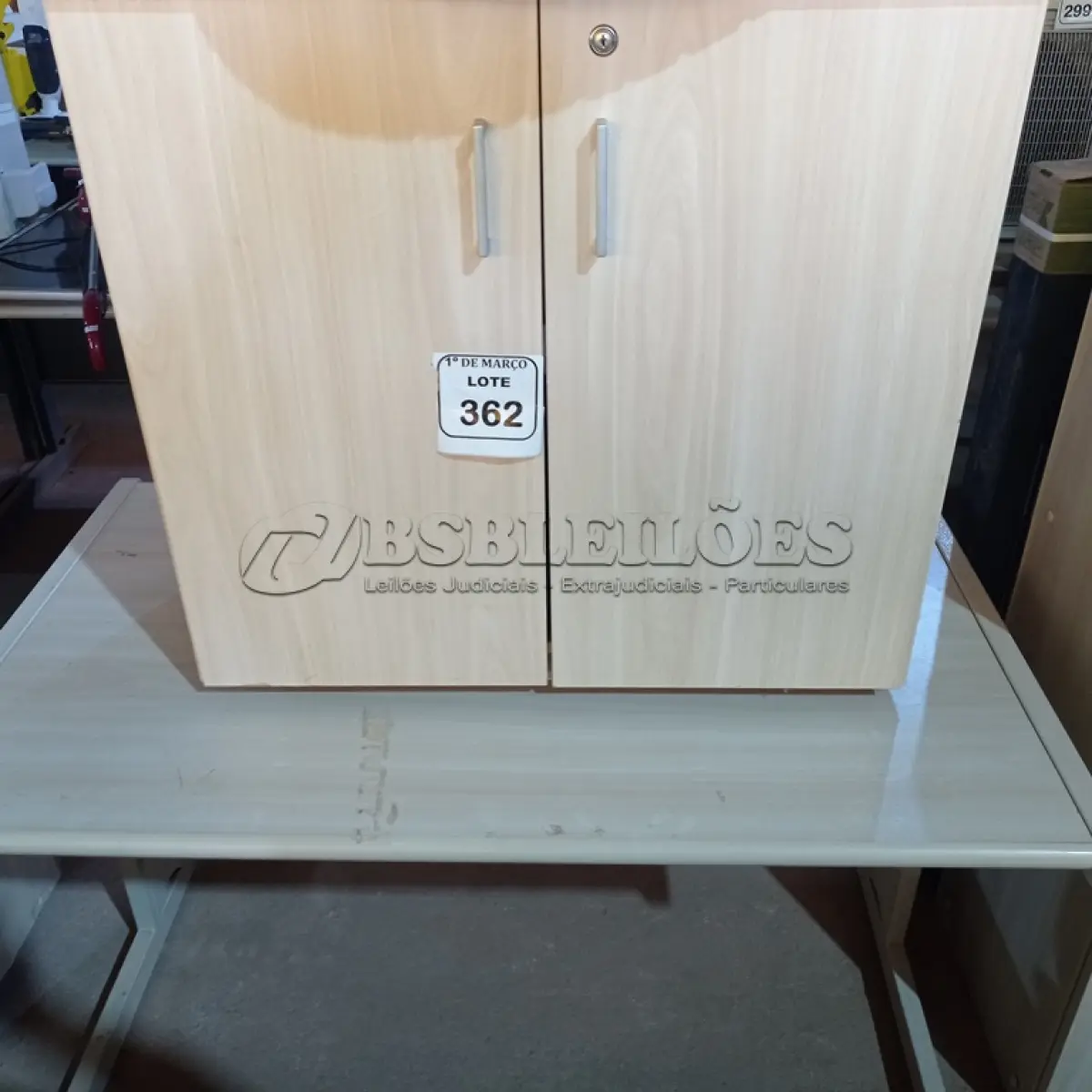 LOTE 362 - 01 ARMÁRIO EM MADEIRA PARA ESCRITÓRIO E 01 MESA EM MADEIRA PARA ESCRITÓRIO. (NO ESTADO) ATENÇÃO! FAZER A VISITAÇÃO ANTES DE ARREMATAR, NÃO SABEMOS SE FUNCIONA. LEILÃO NÃO TEM GARANTIA E NEM DEVOLUÇÃO, SUJEITO A POSSÍVEIS AVARIAS VISÍVEIS/OCULTAS E/OU AUSÊNCIA DE COMPONENTES.