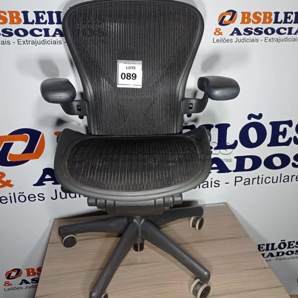LOTE 089 - 01 CADEIRA DE ESCRITÓRIO COM RODINHAS- HERMAN MILLER. (NO ESTADO EM QUE SE ENCONTRA. SUJEITO A AVARIAS OCULTAS/VISÍVEIS.)