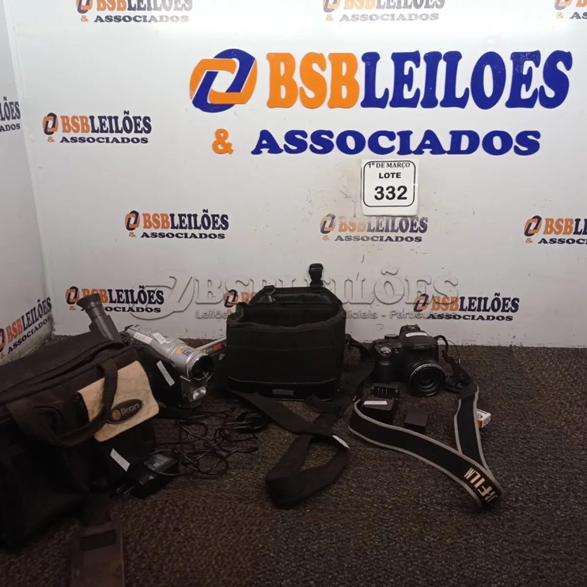 LOTE 332 - 01 FILMADORA JVC E 01 CÂMERA DIGITAL FUJIFILM SL300. (NO ESTADO) ATENÇÃO! FAZER A VISITAÇÃO ANTES DE ARREMATAR, NÃO SABEMOS SE FUNCIONA. LEILÃO NÃO TEM GARANTIA E NEM DEVOLUÇÃO, SUJEITO A POSSÍVEIS AVARIAS VISÍVEIS/OCULTAS E/OU AUSÊNCIA DE COMPONENTES.