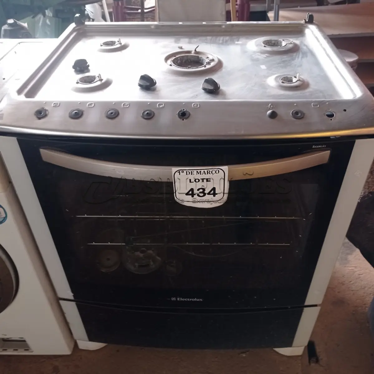 LOTE 434 - 01 FOGÃO ELECTROLUX 5 BOCAS COM AVARIAS. (NO ESTADO) ATENÇÃO! FAZER A VISITAÇÃO ANTES DE ARREMATAR, NÃO SABEMOS SE FUNCIONA. LEILÃO NÃO TEM GARANTIA E NEM DEVOLUÇÃO, SUJEITO A POSSÍVEIS AVARIAS VISÍVEIS/OCULTAS E/OU AUSÊNCIA DE COMPONENTES.