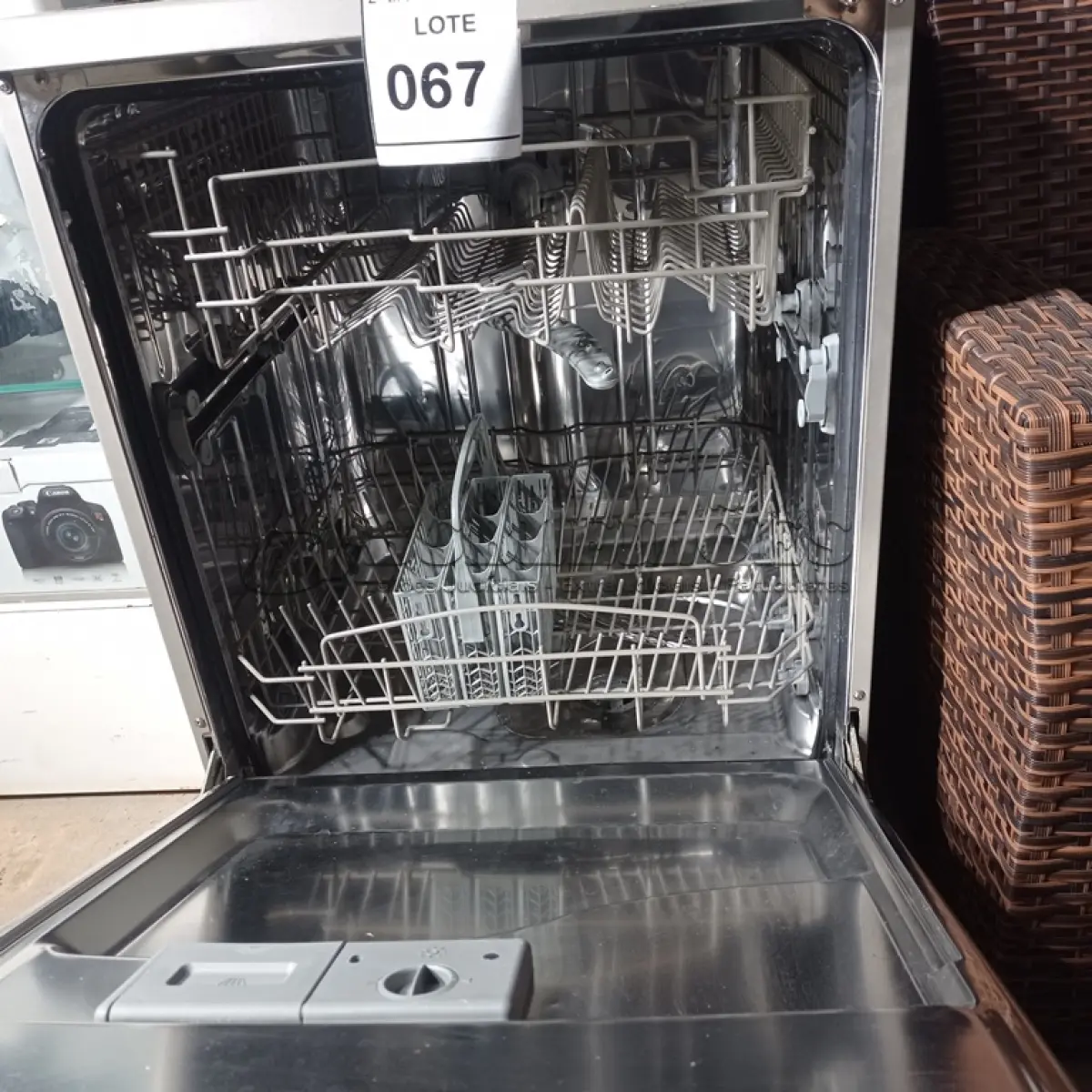 LOTE 067 - 01 MÁQUINA DE LAVAR LOUÇA BRASTEMP 127V (DISHWASHER). (NO ESTADO EM QUE SE ENCONTRA. SUJEITO A AVARIAS OCULTAS/VISÍVEIS.) BF8607H