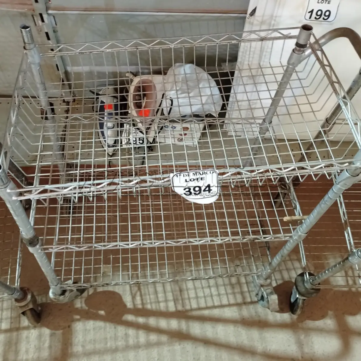 LOTE 394 - 01 CARRINHO PARA SERVIÇO CROMADO. (NO ESTADO) ATENÇÃO! FAZER A VISITAÇÃO ANTES DE ARREMATAR, NÃO SABEMOS SE FUNCIONA. LEILÃO NÃO TEM GARANTIA E NEM DEVOLUÇÃO, SUJEITO A POSSÍVEIS AVARIAS VISÍVEIS/OCULTAS E/OU AUSÊNCIA DE COMPONENTES.