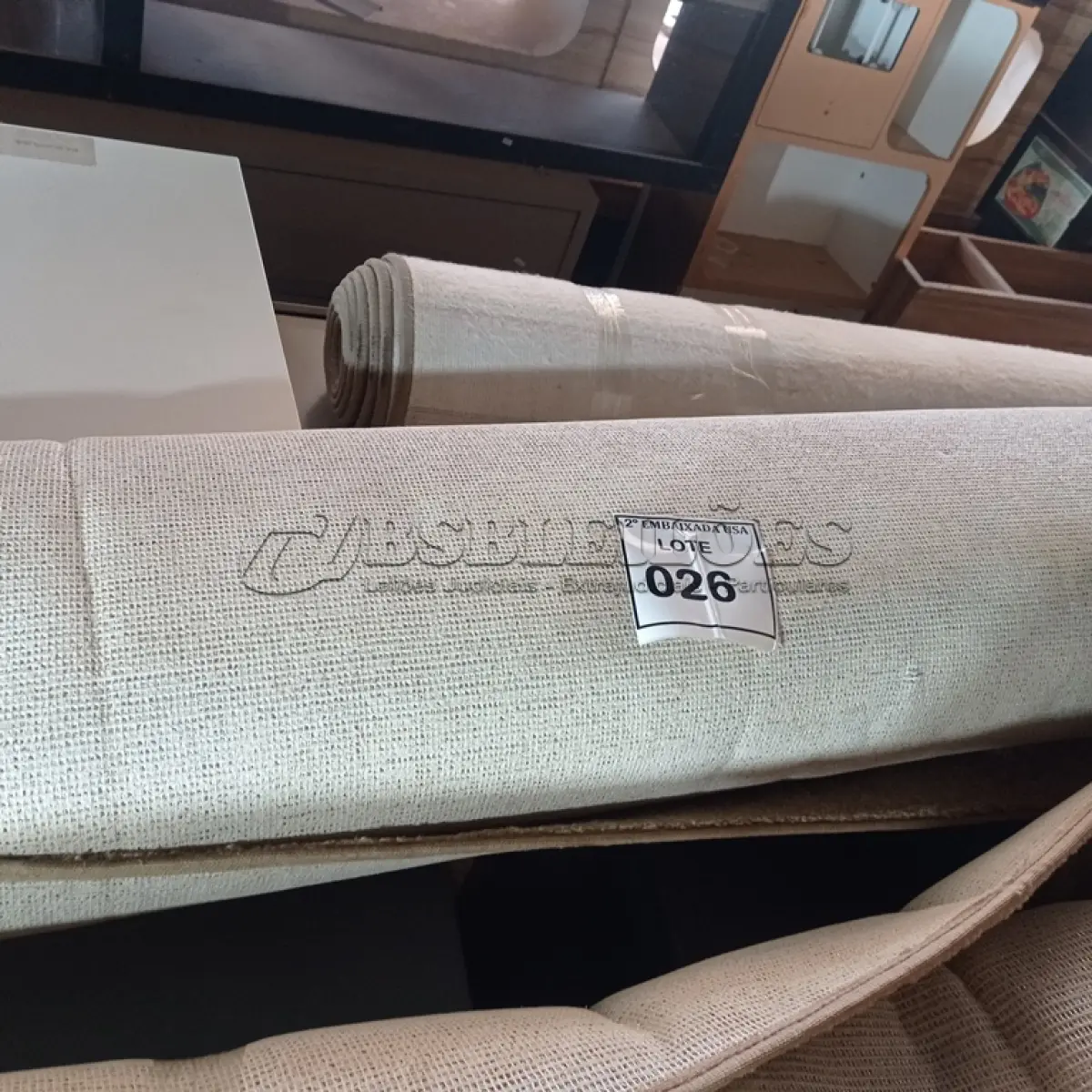 LOTE 026 - 01 RUG (TAPETE). (NO ESTADO EM QUE SE ENCONTRA. SUJEITO A AVARIAS OCULTAS/VISÍVEIS.) AU2115B