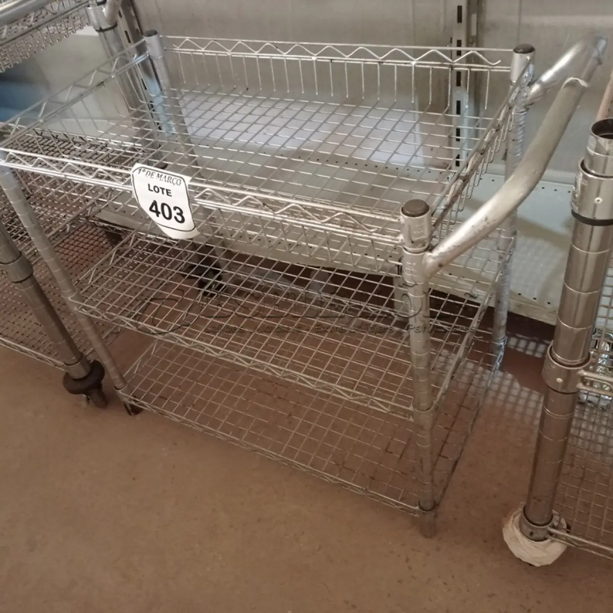 LOTE 403 - 01 CARRINHO PARA SERVIÇO CROMADO. (NO ESTADO) ATENÇÃO! FAZER A VISITAÇÃO ANTES DE ARREMATAR, NÃO SABEMOS SE FUNCIONA. LEILÃO NÃO TEM GARANTIA E NEM DEVOLUÇÃO, SUJEITO A POSSÍVEIS AVARIAS VISÍVEIS/OCULTAS E/OU AUSÊNCIA DE COMPONENTES.