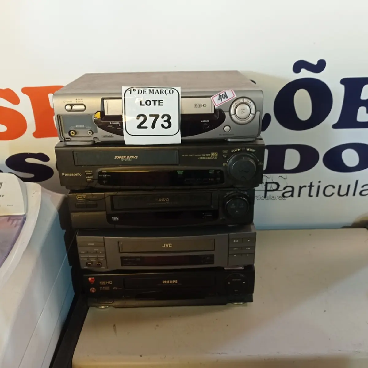 LOTE 273 - 05 APARELHOS DE VHS MODELOS DIVERSOS. (NO ESTADO) ATENÇÃO! FAZER A VISITAÇÃO ANTES DE ARREMATAR, NÃO SABEMOS SE FUNCIONA. LEILÃO NÃO TEM GARANTIA E NEM DEVOLUÇÃO, SUJEITO A POSSÍVEIS AVARIAS VISÍVEIS/OCULTAS E/OU AUSÊNCIA DE COMPONENTES.