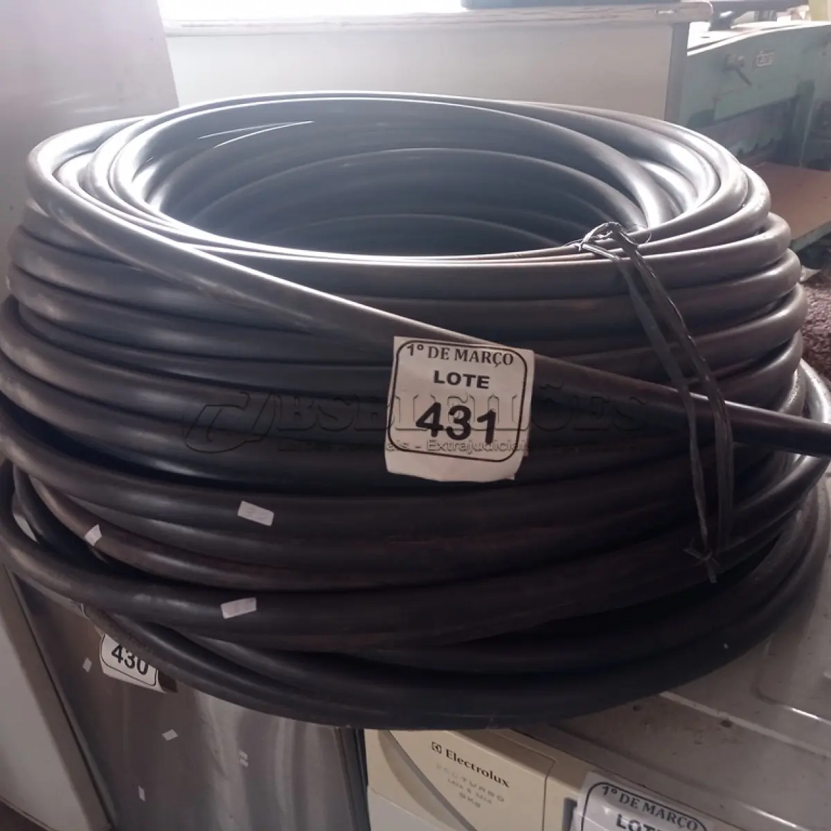 LOTE 431 - 02 ROLOS DE MANGUEIRA. (NO ESTADO) ATENÇÃO! FAZER A VISITAÇÃO ANTES DE ARREMATAR, NÃO SABEMOS SE FUNCIONA. LEILÃO NÃO TEM GARANTIA E NEM DEVOLUÇÃO, SUJEITO A POSSÍVEIS AVARIAS VISÍVEIS/OCULTAS E/OU AUSÊNCIA DE COMPONENTES.