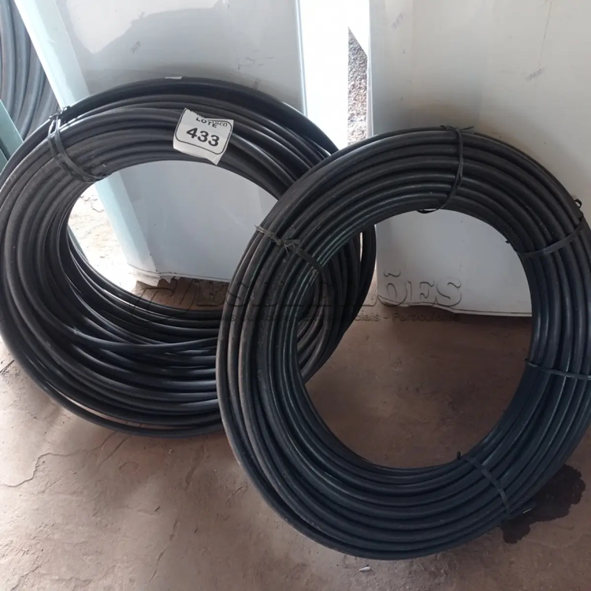 LOTE 433 - 02 ROLOS DE MANGUEIRA. (NO ESTADO) ATENÇÃO! FAZER A VISITAÇÃO ANTES DE ARREMATAR, NÃO SABEMOS SE FUNCIONA. LEILÃO NÃO TEM GARANTIA E NEM DEVOLUÇÃO, SUJEITO A POSSÍVEIS AVARIAS VISÍVEIS/OCULTAS E/OU AUSÊNCIA DE COMPONENTES.