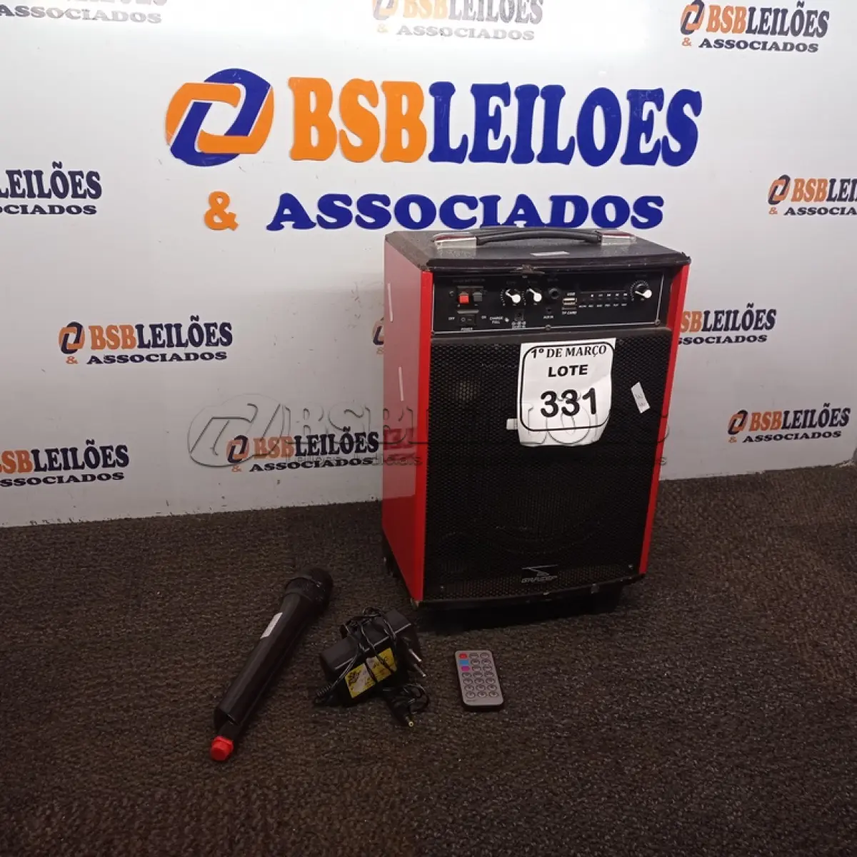 LOTE 331 - 01 CAIXA DE SOM COM MICROFONE. ESTADO) ATENÇÃO! FAZER A VISITAÇÃO ANTES DE ARREMATAR, NÃO SABEMOS SE FUNCIONA. LEILÃO NÃO TEM GARANTIA E NEM DEVOLUÇÃO, SUJEITO A POSSÍVEIS AVARIAS VISÍVEIS/OCULTAS E/OU AUSÊNCIA DE COMPONENTES.