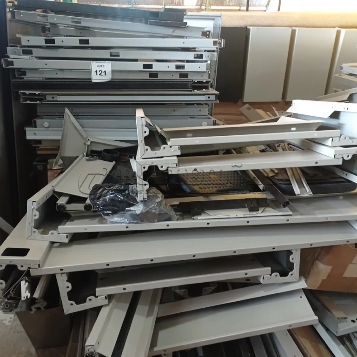 LOTE 121 - 01 PALETE DE MÓVEIS MODULARES. (PALETE NÃO INCLUSO). (NO ESTADO EM QUE SE ENCONTRA. SUJEITO A AVARIAS OCULTAS/VISÍVEIS.)