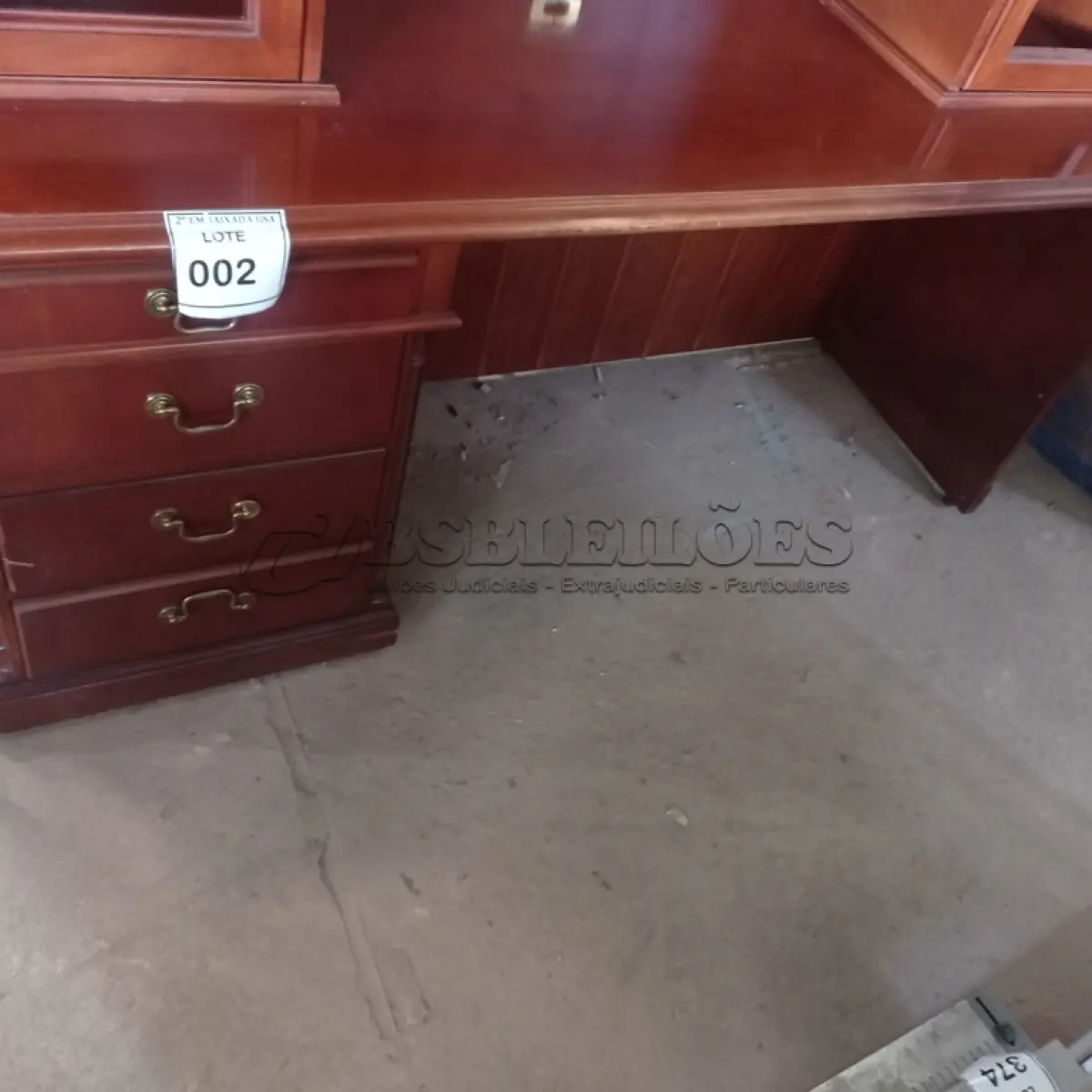 LOTE 002 - 01 MESA EM MADEIRA COM 04 GAVETAS.  S/N 000469FND