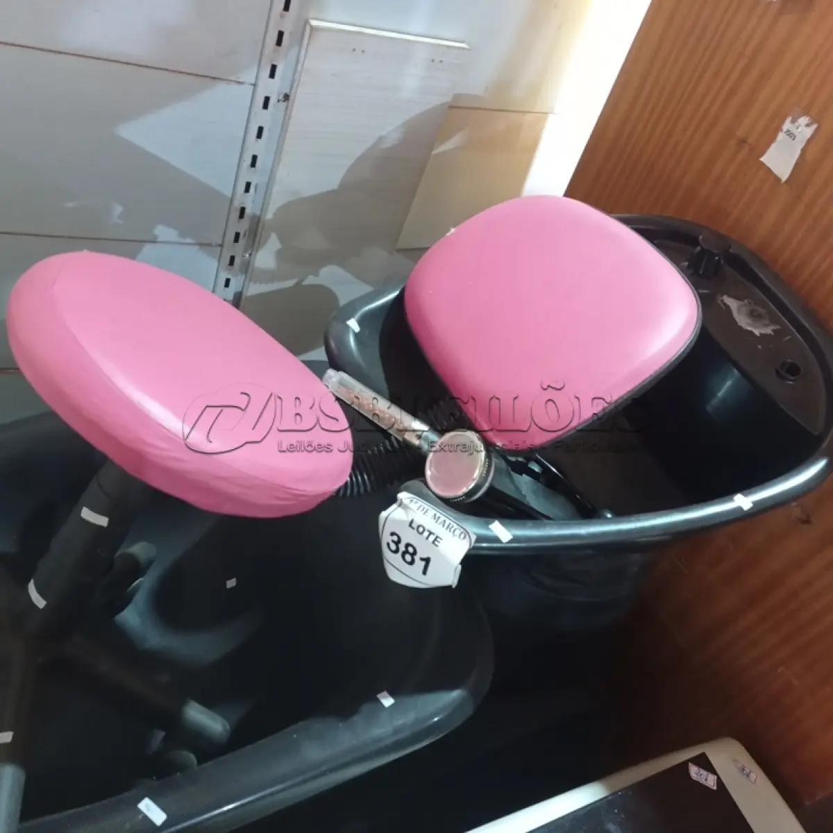 LOTE 381 - 01 LAVATÓRIO PARA SALÃO COM 01 CADEIRA GIRATÓRIA NA COR ROSA. (NO ESTADO) ATENÇÃO! FAZER A VISITAÇÃO ANTES DE ARREMATAR, NÃO SABEMOS SE FUNCIONA. LEILÃO NÃO TEM GARANTIA E NEM DEVOLUÇÃO, SUJEITO A POSSÍVEIS AVARIAS VISÍVEIS/OCULTAS E/OU AUSÊNCIA DE COMPONENTES.