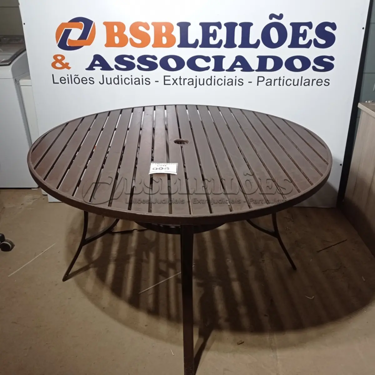 LOTE 008 - 01 GARDEN TABLE (MESA DE JARDIM). (NO ESTADO EM QUE SE ENCONTRA. SUJEITO A AVARIAS OCULTAS/VISÍVEIS.) BH1540F