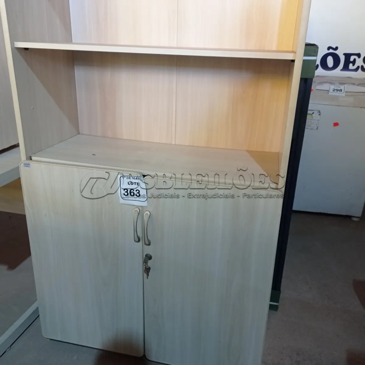 LOTE 363 - 01 ARMÁRIO EM MADEIRA PARA ESCRITÓRIO COM 02 PORTAS E PRATELEIRA. (NO ESTADO) ATENÇÃO! FAZER A VISITAÇÃO ANTES DE ARREMATAR, NÃO SABEMOS SE FUNCIONA. LEILÃO NÃO TEM GARANTIA E NEM DEVOLUÇÃO, SUJEITO A POSSÍVEIS AVARIAS VISÍVEIS/OCULTAS E/OU AUSÊNCIA DE COMPONENTES.