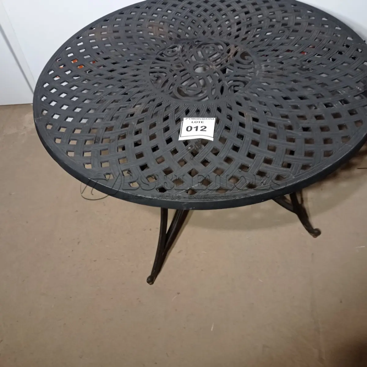 LOTE 012 - 01 GARDEN TABLE. (MESA DE JARDIM) (NO ESTADO EM QUE SE ENCONTRA. SUJEITO A AVARIAS OCULTAS/VISÍVEIS.) BH1670G