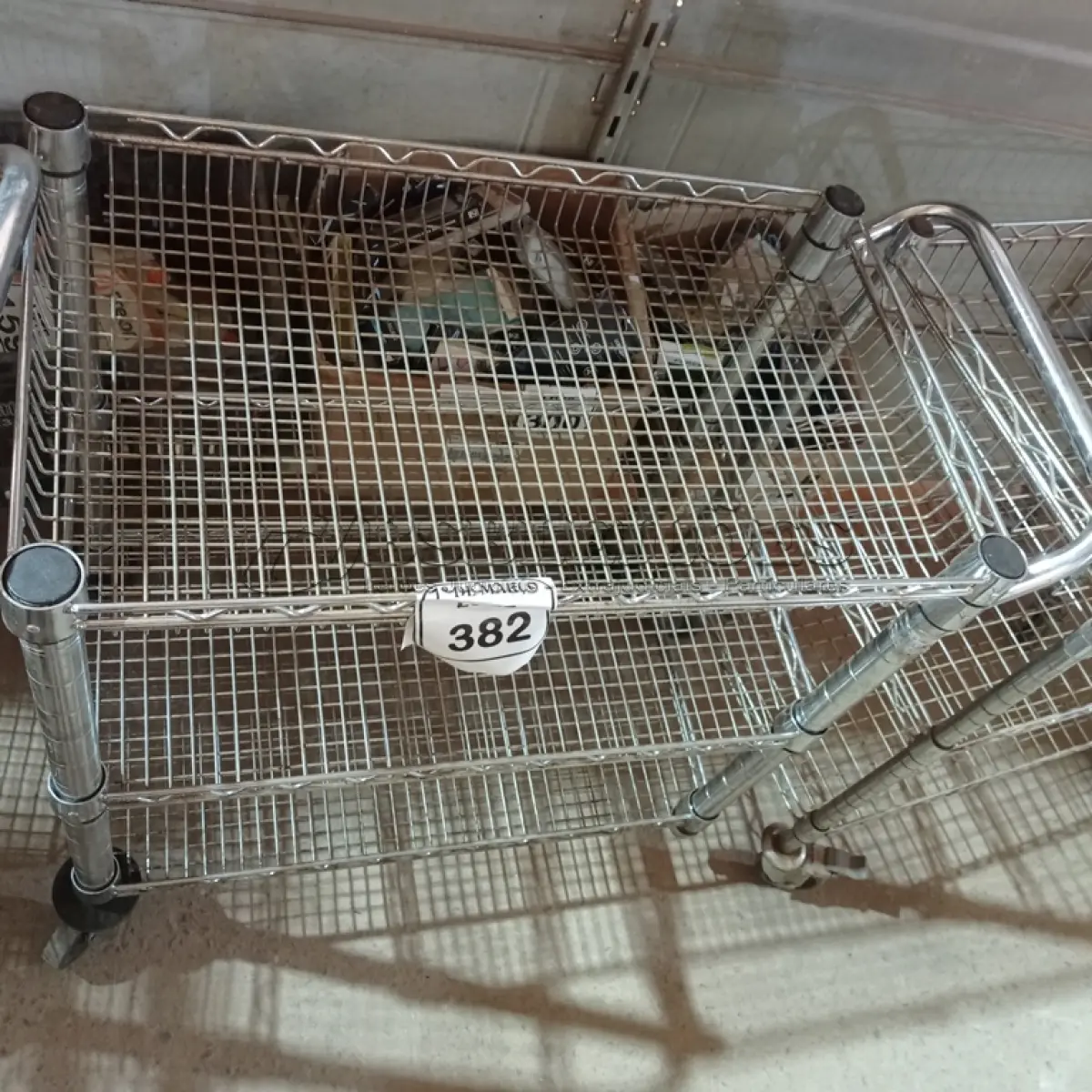LOTE 382 - 01 CARRINHO PARA SERVIÇO CROMADO. (NO ESTADO) ATENÇÃO! FAZER A VISITAÇÃO ANTES DE ARREMATAR, NÃO SABEMOS SE FUNCIONA. LEILÃO NÃO TEM GARANTIA E NEM DEVOLUÇÃO, SUJEITO A POSSÍVEIS AVARIAS VISÍVEIS/OCULTAS E/OU AUSÊNCIA DE COMPONENTES.