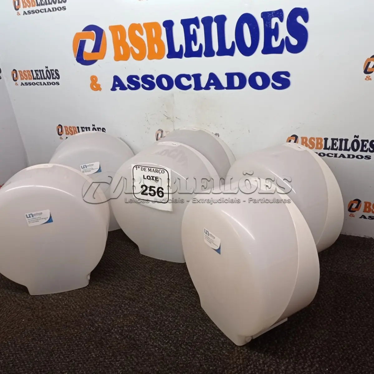 LOTE 256 - 06 DISPENSES DE PAPEL. (NO ESTADO) ATENÇÃO! FAZER A VISITAÇÃO ANTES DE ARREMATAR, NÃO SABEMOS SE FUNCIONA. LEILÃO NÃO TEM GARANTIA E NEM DEVOLUÇÃO, SUJEITO A POSSÍVEIS AVARIAS VISÍVEIS/OCULTAS E/OU AUSÊNCIA DE COMPONENTES.