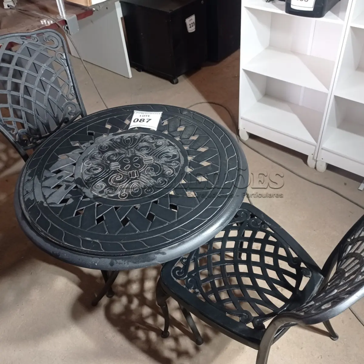 LOTE 087 - 02 GARDEN CHAIR. (CADEIRAS DE JARDIM) E 01 GARDEN IRON TABLE (MESA DE FERRO DE JARDIM) (NO ESTADO EM QUE SE ENCONTRA. SUJEITO A AVARIAS OCULTAS/VISÍVEIS.) AV9410R/ AV9419E/ AV9419G