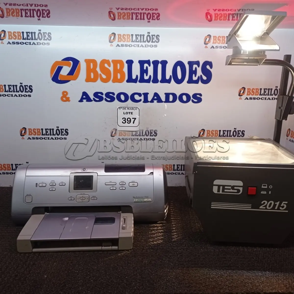 LOTE 397 - 01 RETROPROJETOR ANTIGO E 01 IMPRESSORA HP PHOTO SMART 7960.  (NO ESTADO) ATENÇÃO! FAZER A VISITAÇÃO ANTES DE ARREMATAR, NÃO SABEMOS SE FUNCIONA. LEILÃO NÃO TEM GARANTIA E NEM DEVOLUÇÃO, SUJEITO A POSSÍVEIS AVARIAS VISÍVEIS/OCULTAS E/OU AUSÊNCIA DE COMPONENTES.