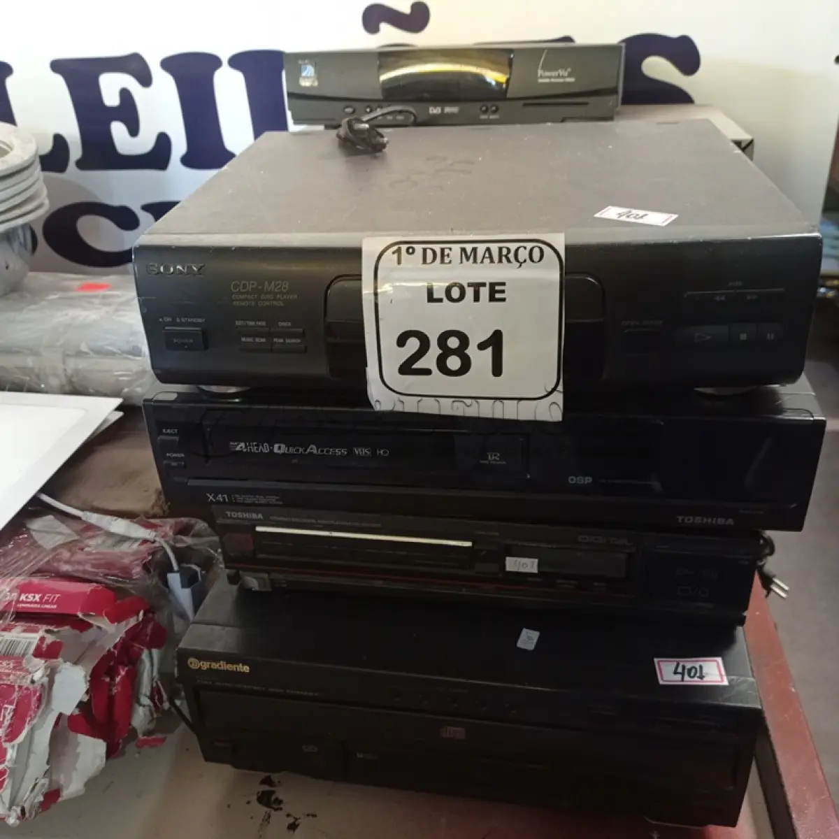 LOTE 281 - 01 LOTE COM APARELHOS DE VHS E DVD MODELOS DIVERSOS. (NO ESTADO) ATENÇÃO! FAZER A VISITAÇÃO ANTES DE ARREMATAR, NÃO SABEMOS SE FUNCIONA. LEILÃO NÃO TEM GARANTIA E NEM DEVOLUÇÃO, SUJEITO A POSSÍVEIS AVARIAS VISÍVEIS/OCULTAS E/OU AUSÊNCIA DE COMPONENTES.