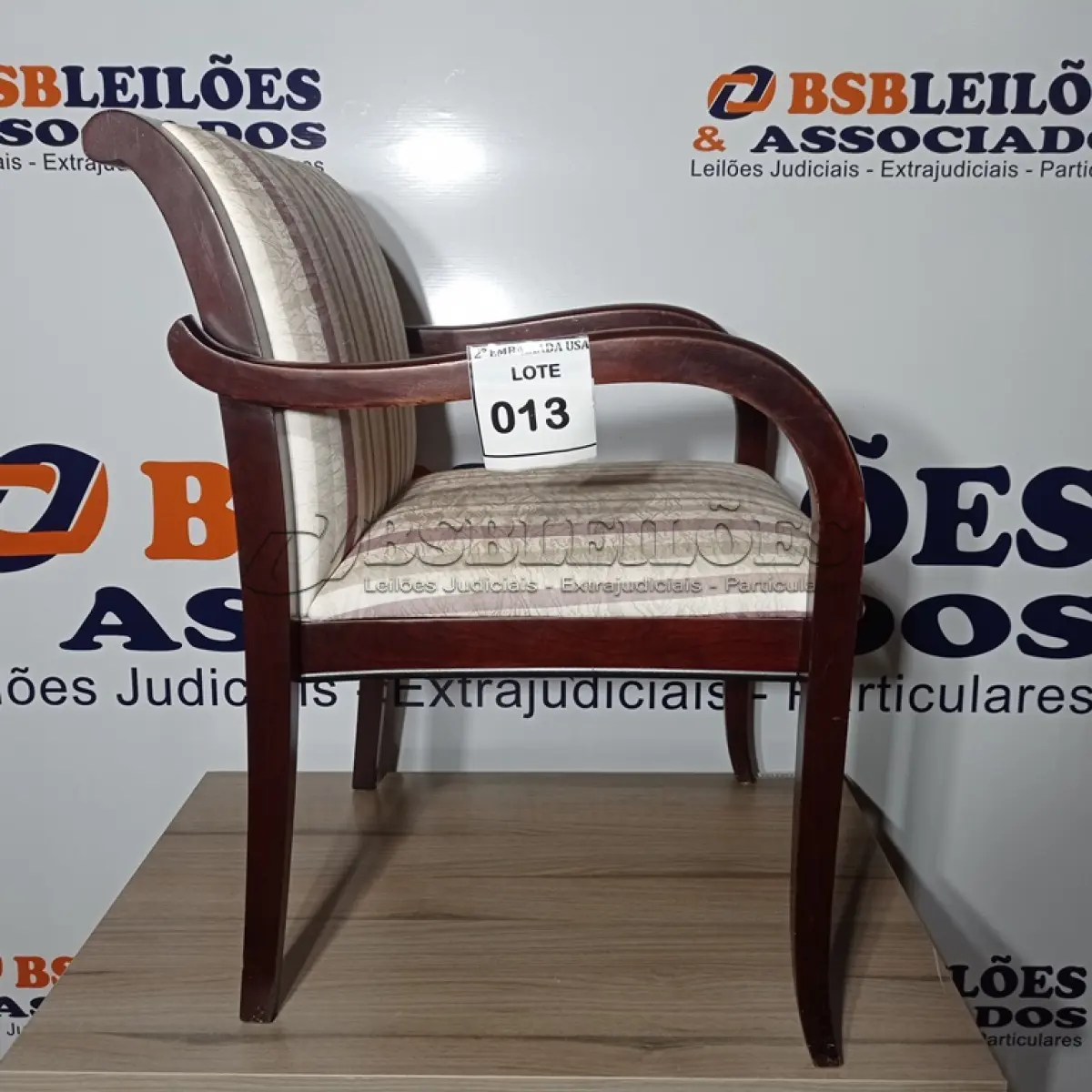 LOTE 013 - 01 CADEIRA ACENTO LISTRADO. (NO ESTADO EM QUE SE ENCONTRA. SUJEITO A AVARIAS OCULTAS/VISÍVEIS.)