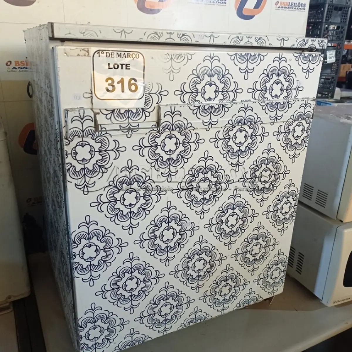 LOTE 316 - 01 FRIGOBAR ESMALTEC 220VOLTS. (NO ESTADO) ATENÇÃO! FAZER A VISITAÇÃO ANTES DE ARREMATAR, NÃO SABEMOS SE FUNCIONA. LEILÃO NÃO TEM GARANTIA E NEM DEVOLUÇÃO, SUJEITO A POSSÍVEIS AVARIAS VISÍVEIS/OCULTAS E/OU AUSÊNCIA DE COMPONENTES.