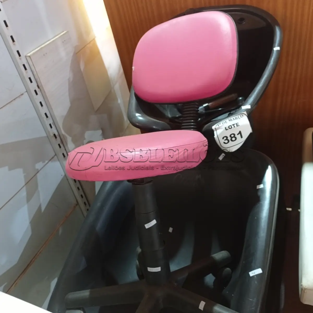 LOTE 381 - 01 LAVATÓRIO PARA SALÃO COM 01 CADEIRA GIRATÓRIA NA COR ROSA. (NO ESTADO) ATENÇÃO! FAZER A VISITAÇÃO ANTES DE ARREMATAR, NÃO SABEMOS SE FUNCIONA. LEILÃO NÃO TEM GARANTIA E NEM DEVOLUÇÃO, SUJEITO A POSSÍVEIS AVARIAS VISÍVEIS/OCULTAS E/OU AUSÊNCIA DE COMPONENTES.