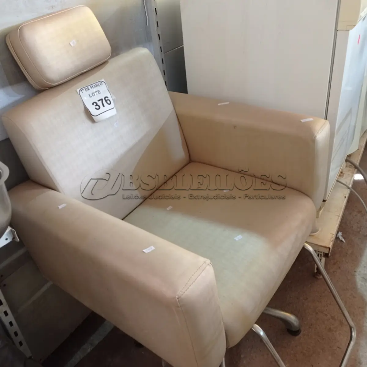 LOTE 376 - 01 POLTRONA RECLINÁVEL PARA SALÃO. (NO ESTADO) ATENÇÃO! FAZER A VISITAÇÃO ANTES DE ARREMATAR, NÃO SABEMOS SE FUNCIONA. LEILÃO NÃO TEM GARANTIA E NEM DEVOLUÇÃO, SUJEITO A POSSÍVEIS AVARIAS VISÍVEIS/OCULTAS E/OU AUSÊNCIA DE COMPONENTES.