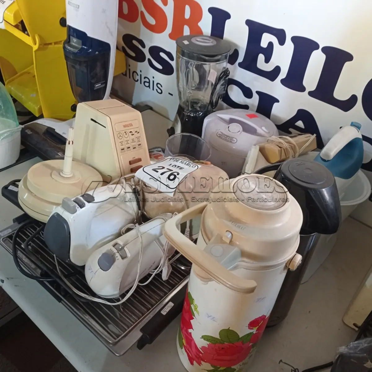 LOTE 276 - 01 LOTE COM CAFETEIRA, BATEDEIRA, PANELA ELÉTRICA, LIGNIFICADO E CHURRASQUEIRA ELÉTRICA. (NO ESTADO) ATENÇÃO! FAZER A VISITAÇÃO ANTES DE ARREMATAR, NÃO SABEMOS SE FUNCIONA. LEILÃO NÃO TEM GARANTIA E NEM DEVOLUÇÃO, SUJEITO A POSSÍVEIS AVARIAS VISÍVEIS/OCULTAS E/OU AUSÊNCIA DE COMPONENTES.
