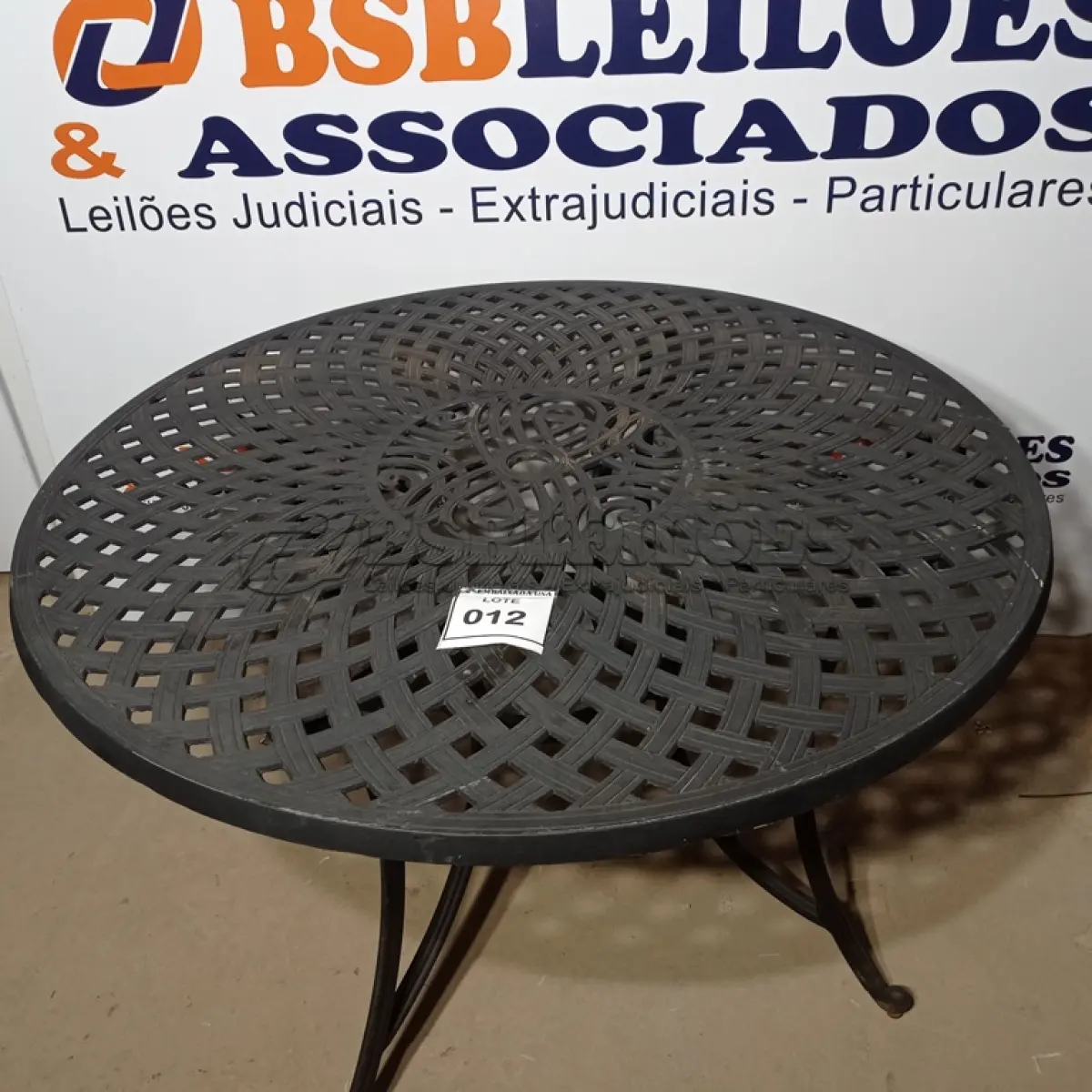 LOTE 012 - 01 GARDEN TABLE. (MESA DE JARDIM) (NO ESTADO EM QUE SE ENCONTRA. SUJEITO A AVARIAS OCULTAS/VISÍVEIS.) BH1670G