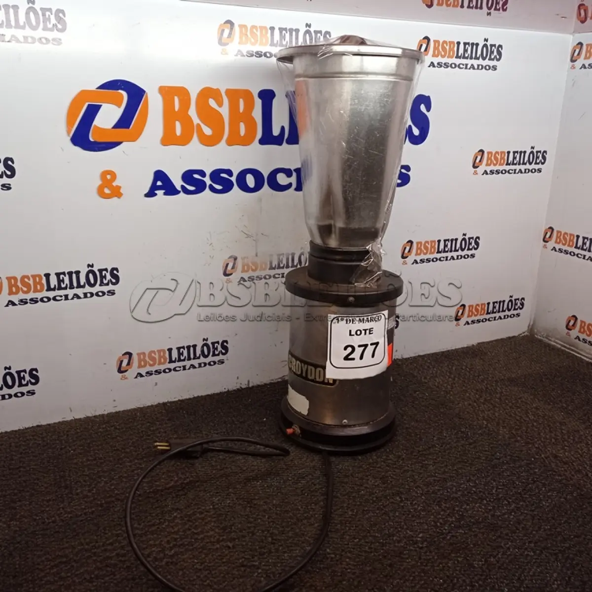LOTE 277 - 01 LIQUIDIFICADOR INDUSTRIAL MARCA CROYDON BIVOLT. (NO ESTADO) ATENÇÃO! FAZER A VISITAÇÃO ANTES DE ARREMATAR, NÃO SABEMOS SE FUNCIONA. LEILÃO NÃO TEM GARANTIA E NEM DEVOLUÇÃO, SUJEITO A POSSÍVEIS AVARIAS VISÍVEIS/OCULTAS E/OU AUSÊNCIA DE COMPONENTES.