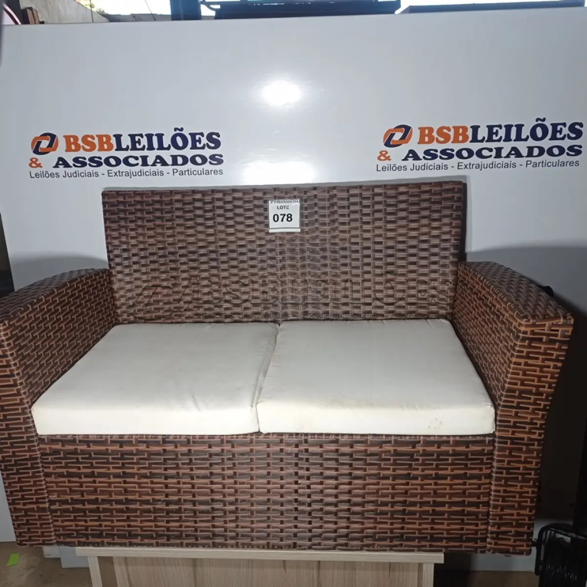 LOTE 078 - 01 GARDEN SOFA (SOFÁ DE JARDIM) (NO ESTADO EM QUE SE ENCONTRA. SUJEITO A AVARIAS OCULTAS/VISÍVEIS.) BH1669N