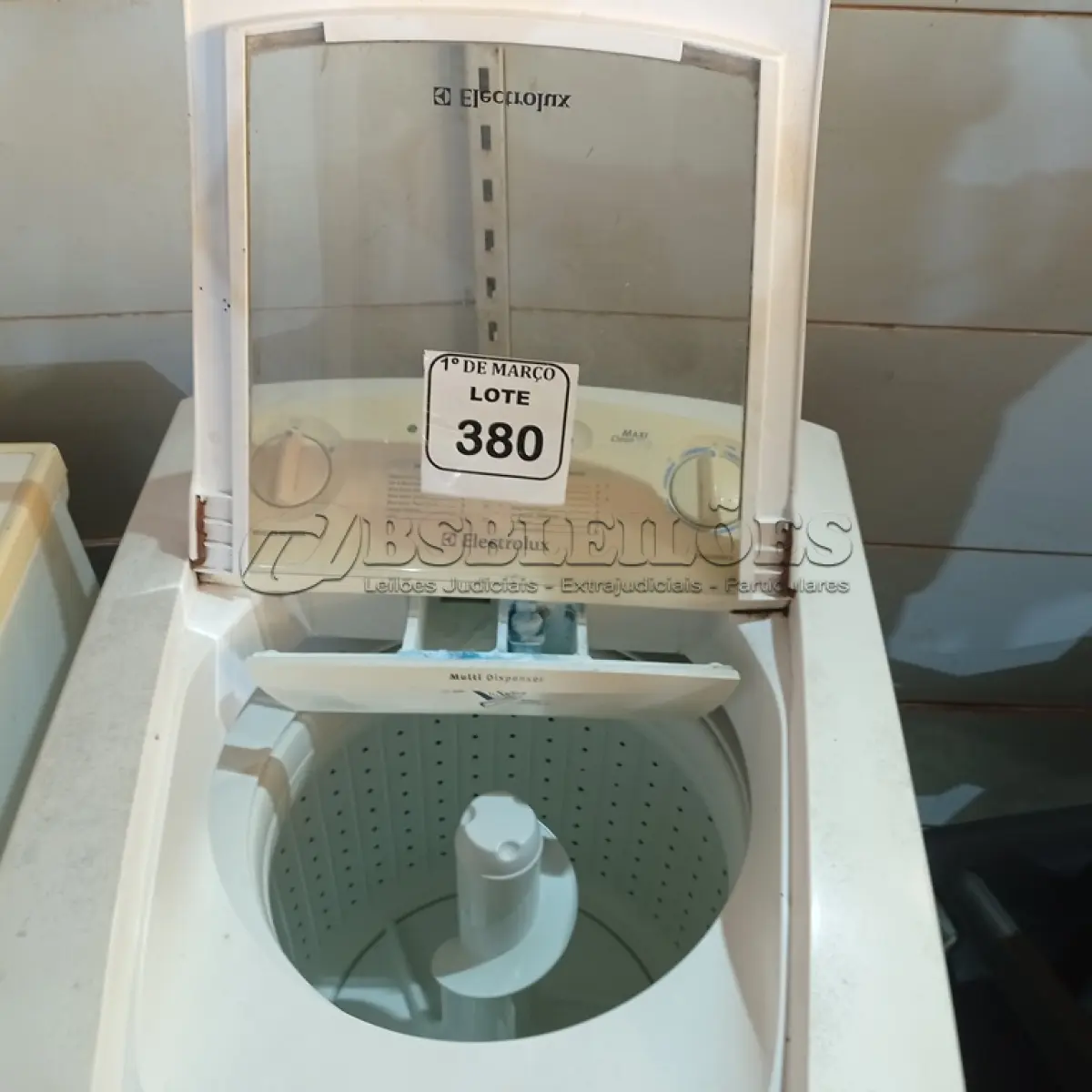 LOTE 380 - 01 MÁQUINA DE LAVAR ROUPAS ELECTROLUX 6KG 220 VOLTS. (NO ESTADO) ATENÇÃO! FAZER A VISITAÇÃO ANTES DE ARREMATAR, NÃO SABEMOS SE FUNCIONA. LEILÃO NÃO TEM GARANTIA E NEM DEVOLUÇÃO, SUJEITO A POSSÍVEIS AVARIAS VISÍVEIS/OCULTAS E/OU AUSÊNCIA DE COMPONENTES.