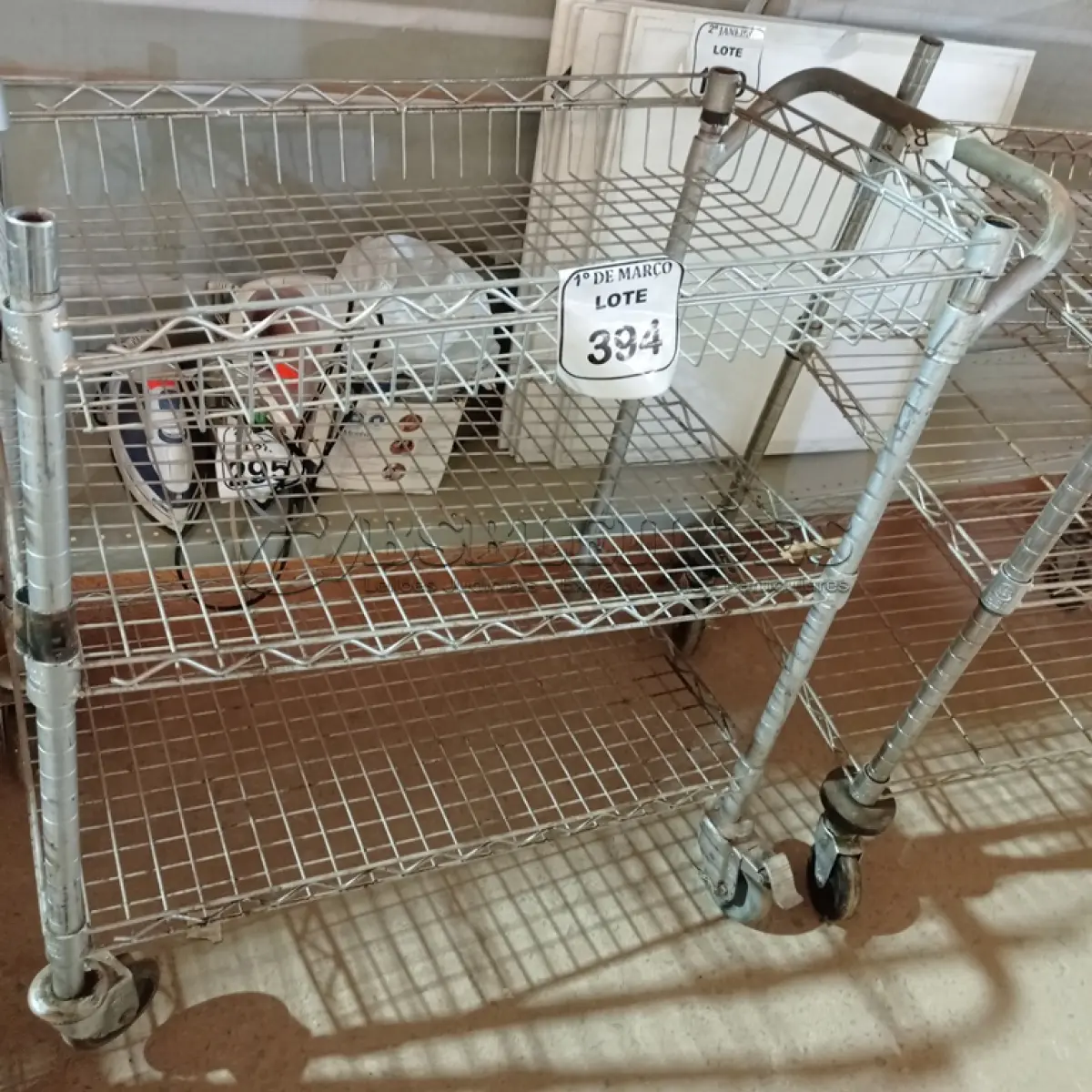 LOTE 394 - 01 CARRINHO PARA SERVIÇO CROMADO. (NO ESTADO) ATENÇÃO! FAZER A VISITAÇÃO ANTES DE ARREMATAR, NÃO SABEMOS SE FUNCIONA. LEILÃO NÃO TEM GARANTIA E NEM DEVOLUÇÃO, SUJEITO A POSSÍVEIS AVARIAS VISÍVEIS/OCULTAS E/OU AUSÊNCIA DE COMPONENTES.