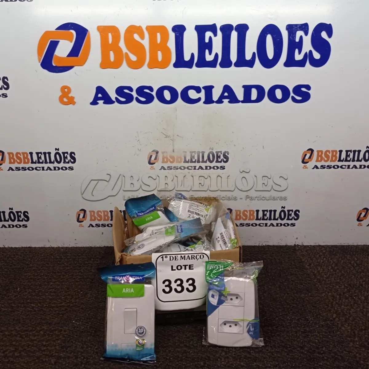 LOTE 333 - 01 LOTE COM INTERRUPTORES E TOMADAS PARA PAREDE. (NOVO). (NO ESTADO) ATENÇÃO! FAZER A VISITAÇÃO ANTES DE ARREMATAR, NÃO SABEMOS SE FUNCIONA. LEILÃO NÃO TEM GARANTIA E NEM DEVOLUÇÃO, SUJEITO A POSSÍVEIS AVARIAS VISÍVEIS/OCULTAS E/OU AUSÊNCIA DE COMPONENTES.