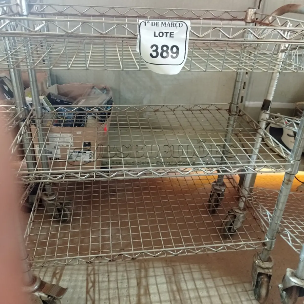 LOTE 389 - 01 CARRINHO PARA SERVIÇO CROMADO. (NO ESTADO) ATENÇÃO! FAZER A VISITAÇÃO ANTES DE ARREMATAR, NÃO SABEMOS SE FUNCIONA. LEILÃO NÃO TEM GARANTIA E NEM DEVOLUÇÃO, SUJEITO A POSSÍVEIS AVARIAS VISÍVEIS/OCULTAS E/OU AUSÊNCIA DE COMPONENTES.
