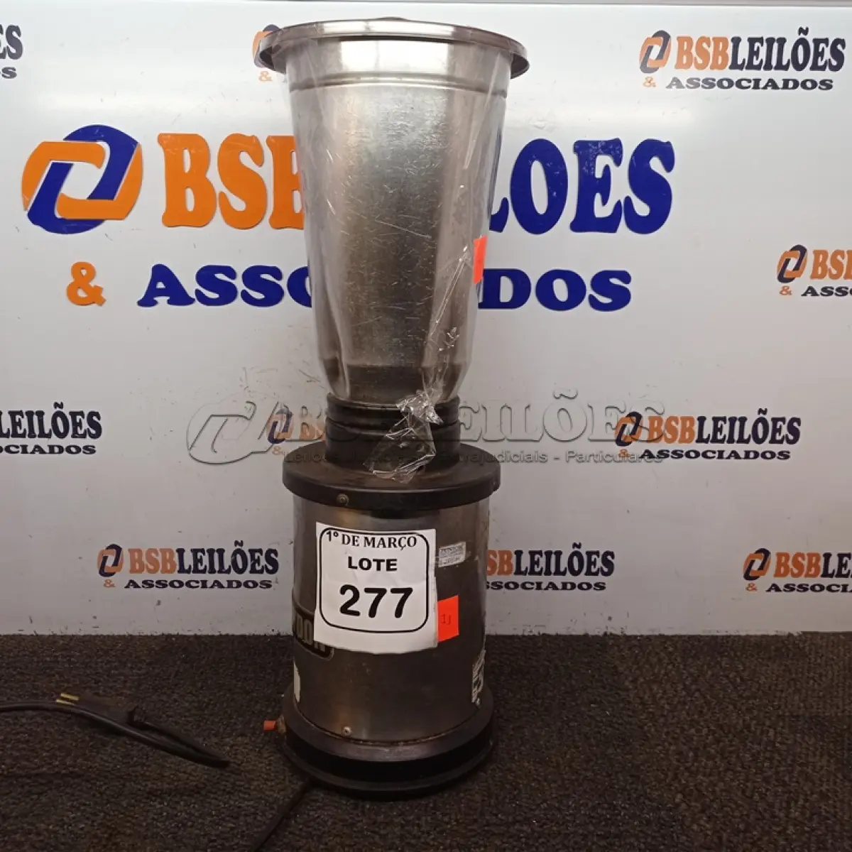 LOTE 277 - 01 LIQUIDIFICADOR INDUSTRIAL MARCA CROYDON BIVOLT. (NO ESTADO) ATENÇÃO! FAZER A VISITAÇÃO ANTES DE ARREMATAR, NÃO SABEMOS SE FUNCIONA. LEILÃO NÃO TEM GARANTIA E NEM DEVOLUÇÃO, SUJEITO A POSSÍVEIS AVARIAS VISÍVEIS/OCULTAS E/OU AUSÊNCIA DE COMPONENTES.