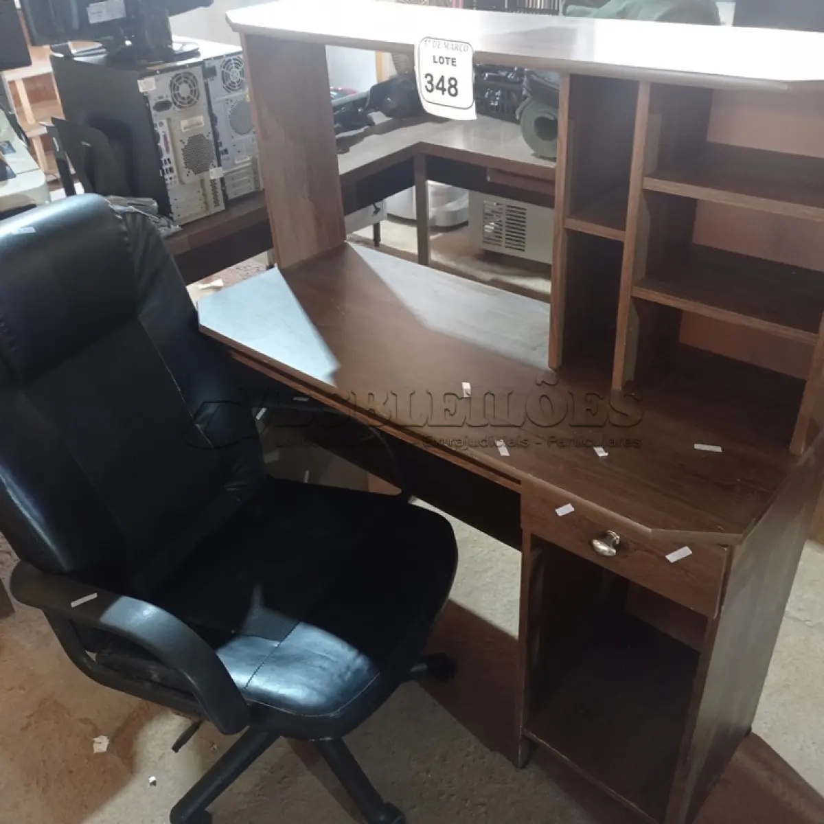 LOTE 348 - 01 ESCRIVANINHA EM MADEIRA E 01 CADEIRA DE ESCRITÓRIO. (NO ESTADO) ATENÇÃO! FAZER A VISITAÇÃO ANTES DE ARREMATAR, NÃO SABEMOS SE FUNCIONA. LEILÃO NÃO TEM GARANTIA E NEM DEVOLUÇÃO, SUJEITO A POSSÍVEIS AVARIAS VISÍVEIS/OCULTAS E/OU AUSÊNCIA DE COMPONENTES.