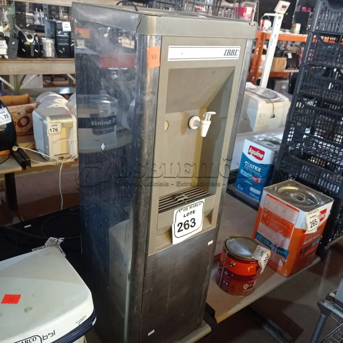 LOTE 263 - 01 BEBEDOURO PARA GARRAFÃO IBBL. (NO ESTADO) ATENÇÃO! FAZER A VISITAÇÃO ANTES DE ARREMATAR, NÃO SABEMOS SE FUNCIONA. LEILÃO NÃO TEM GARANTIA E NEM DEVOLUÇÃO, SUJEITO A POSSÍVEIS AVARIAS VISÍVEIS/OCULTAS E/OU AUSÊNCIA DE COMPONENTES.