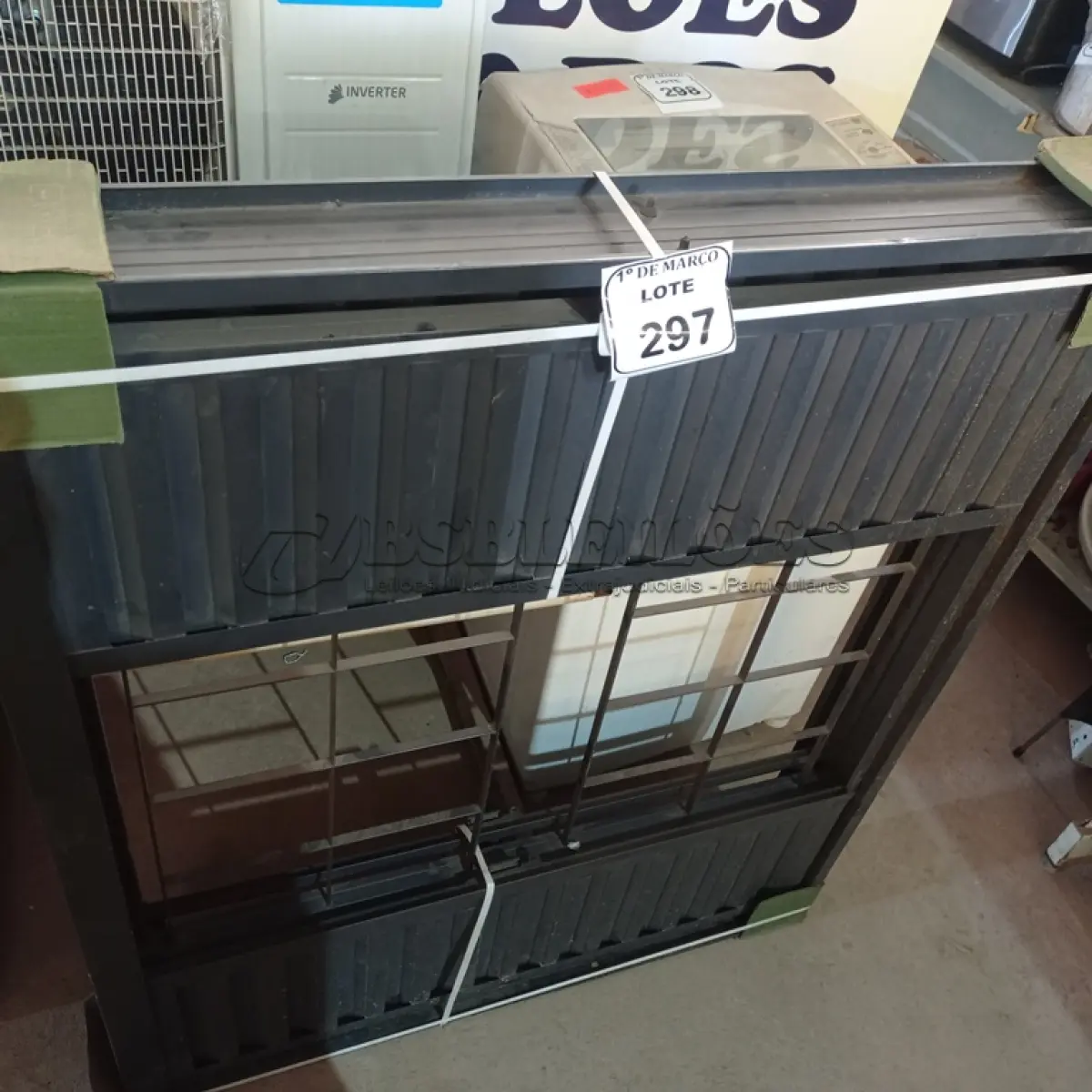 LOTE 297 - 01 JANELA EM FERRO HAIALA. (NO ESTADO) ATENÇÃO! FAZER A VISITAÇÃO ANTES DE ARREMATAR, NÃO SABEMOS SE FUNCIONA. LEILÃO NÃO TEM GARANTIA E NEM DEVOLUÇÃO, SUJEITO A POSSÍVEIS AVARIAS VISÍVEIS/OCULTAS E/OU AUSÊNCIA DE COMPONENTES.