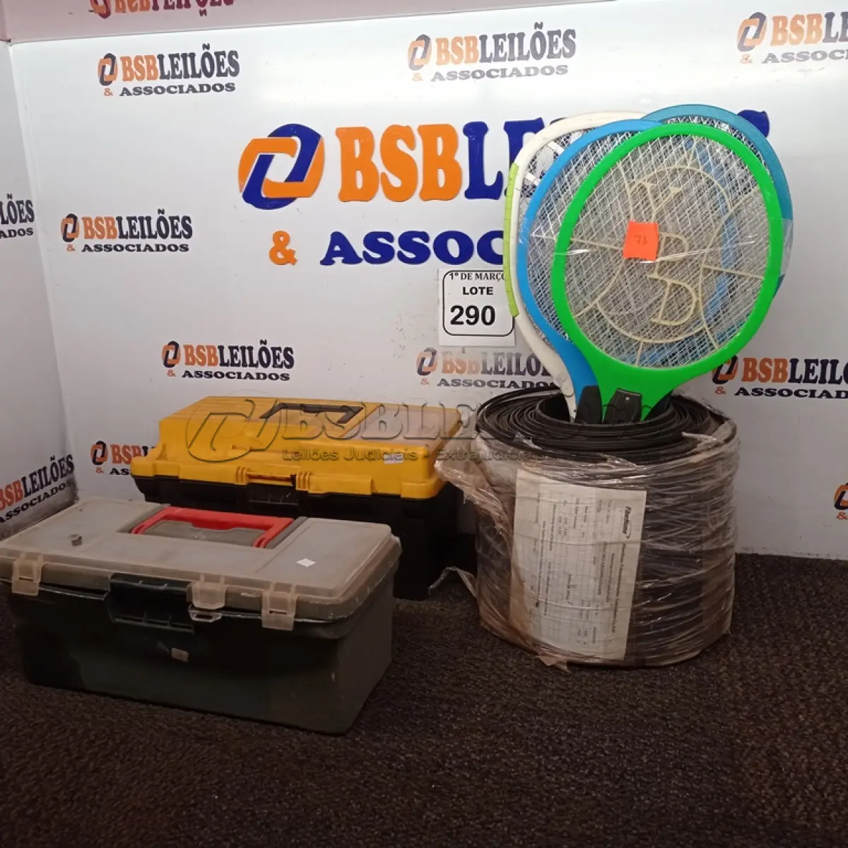 LOTE 290 - 02 MALETAS DE FERMENTAS, 05 RAQUETES PARA MOSQUITOS E 01 ROLO DE FIO DE FIBRA ÓTICA. (NO ESTADO) ATENÇÃO! FAZER A VISITAÇÃO ANTES DE ARREMATAR, NÃO SABEMOS SE FUNCIONA. LEILÃO NÃO TEM GARANTIA E NEM DEVOLUÇÃO, SUJEITO A POSSÍVEIS AVARIAS VISÍVEIS/OCULTAS E/OU AUSÊNCIA DE COMPONENTES.