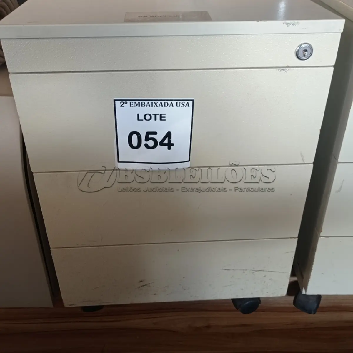 LOTE 054 - 01 GAVETEIRO EM MADEIRA COM 02 GAVETAS. (NO ESTADO EM QUE SE ENCONTRA. SUJEITO A AVARIAS OCULTAS/VISÍVEIS.)